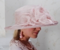 Rózsaszín tollas díszített kalap