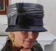 Fekete kiskarimás selyemmel díszített kalap