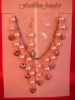 Nagy rózsaszin beszürödésü gyöngyök,kis fémvirágkombinációk nyaklánc,2 fülbevalóval (Fashion Jewelry Bi/1123)