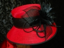 Piros Condici kalap fekete virágdísszel, K496