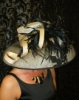 Condici feket ekrü női kalap csipkével tollakkal K481