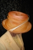 Narancs színü női kalap, egyszerü díszítéssel, K189
