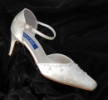 SHADE gyöngyökkel díszített kissarkú esküvői cipő SH/886