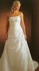 Pánt nélküli selyemszatén törtfehér molett menyasszonyi ruha, gyöngyözött felsőrésszel, hozzá strasszos diadém