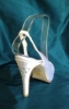Fehér selyemszatén menyasszonyi félzárt cipő, sarkán is strasszködiszítéssel, SHADE