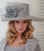 Elegáns angol női kalap, tollal, és virággal, Condici