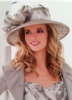 Drapp színü elegáns női kalap tollal és masnival, Condici