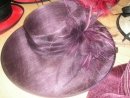 Elegáns lila tollas kalap