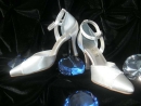 Kecses, közepes sarkú, bokapántos menyasszonyi cipő, apró strasszal SH/854